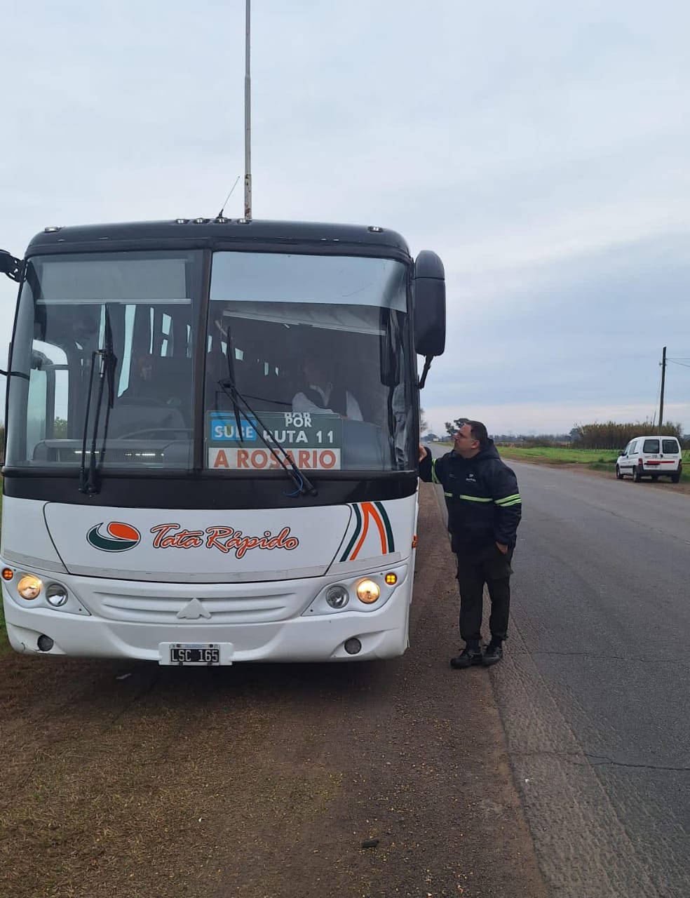 Colectivo de TATA Rápido con destino a Rosario detenido al costado de la Ruta 11