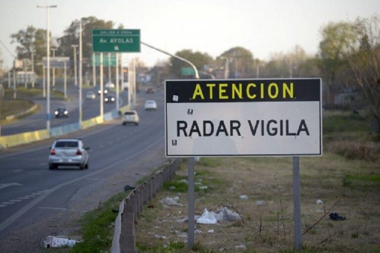 Cartel que advierte sobre un radar de control de velocidad en una ruta