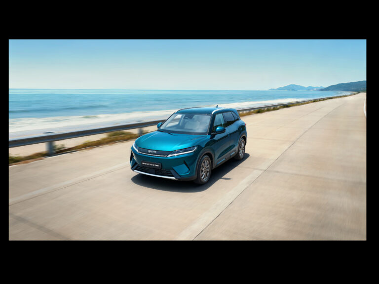 BYD ATTO 2 DM-i circulando por una ruta