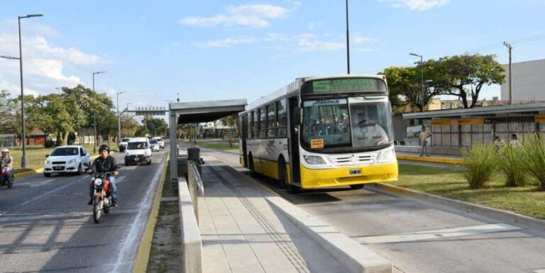 Colectivo urbano circulando por un carril exclusivo en Santa Fe.