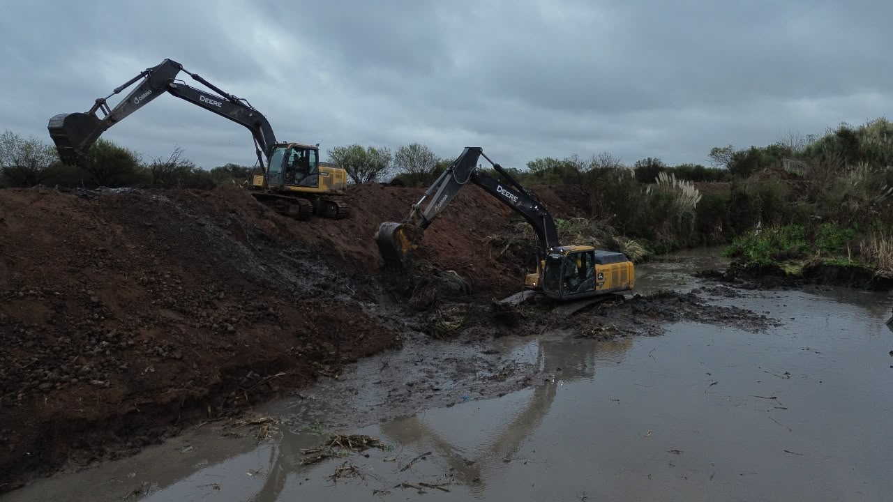 Máquinas excavadoras realizan tareas de limpieza en un canal de Santa Fe.