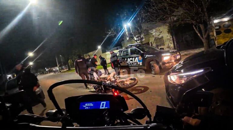 Autos y motos durante un operativo de tránsito en la ciudad de Santa Fe.