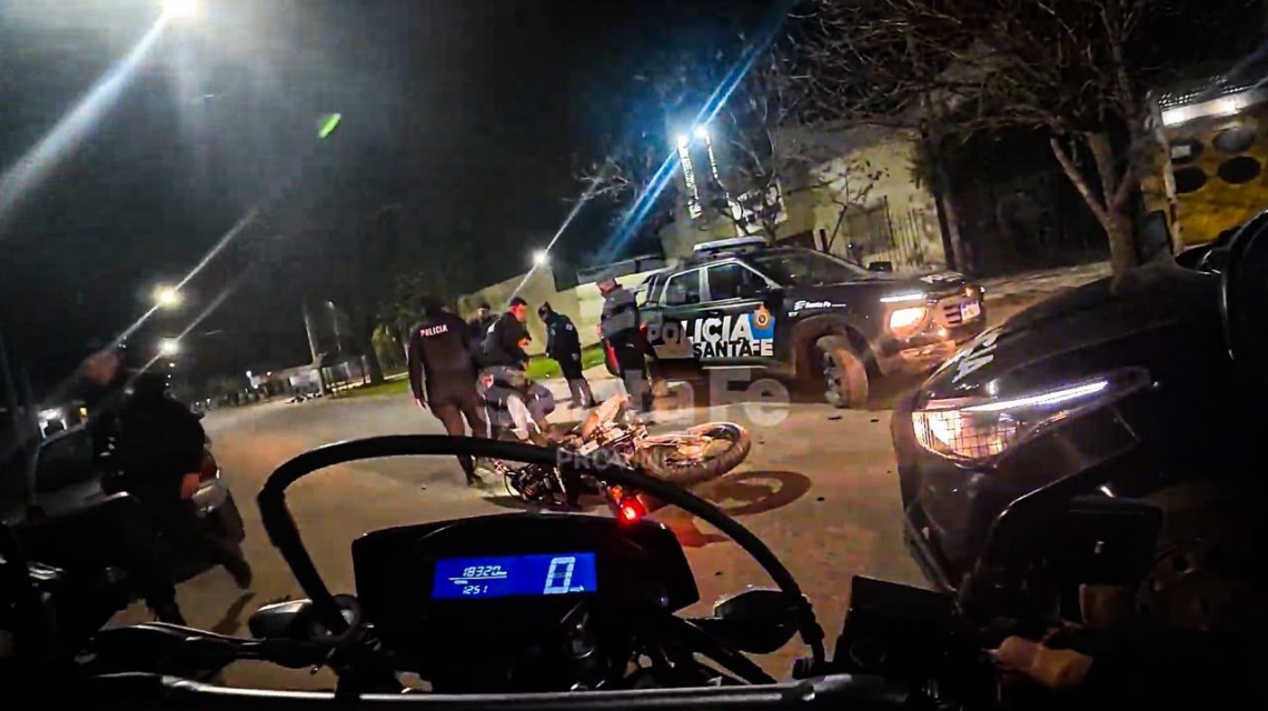 Autos y motos durante un operativo de tránsito en la ciudad de Santa Fe.