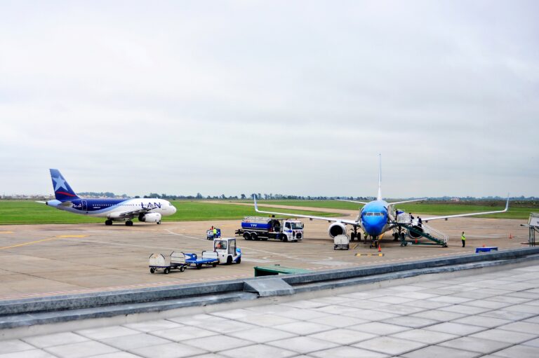 Aviones en plataforma en el Aeropuerto Internacional Rosario Islas Malvinas
