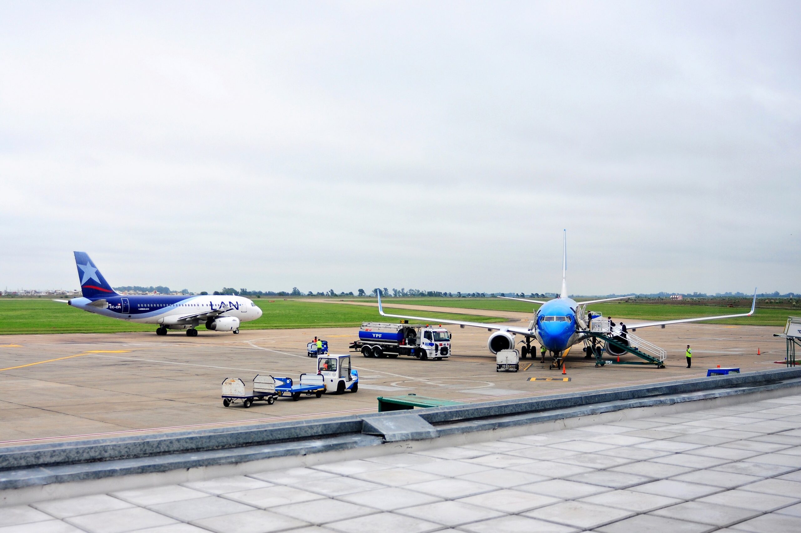 Aviones en plataforma en el Aeropuerto Internacional Rosario Islas Malvinas