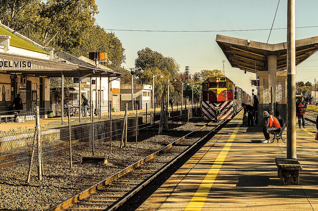 Tren de cargas de Belgrano Cargas circulando por la estación Del Viso