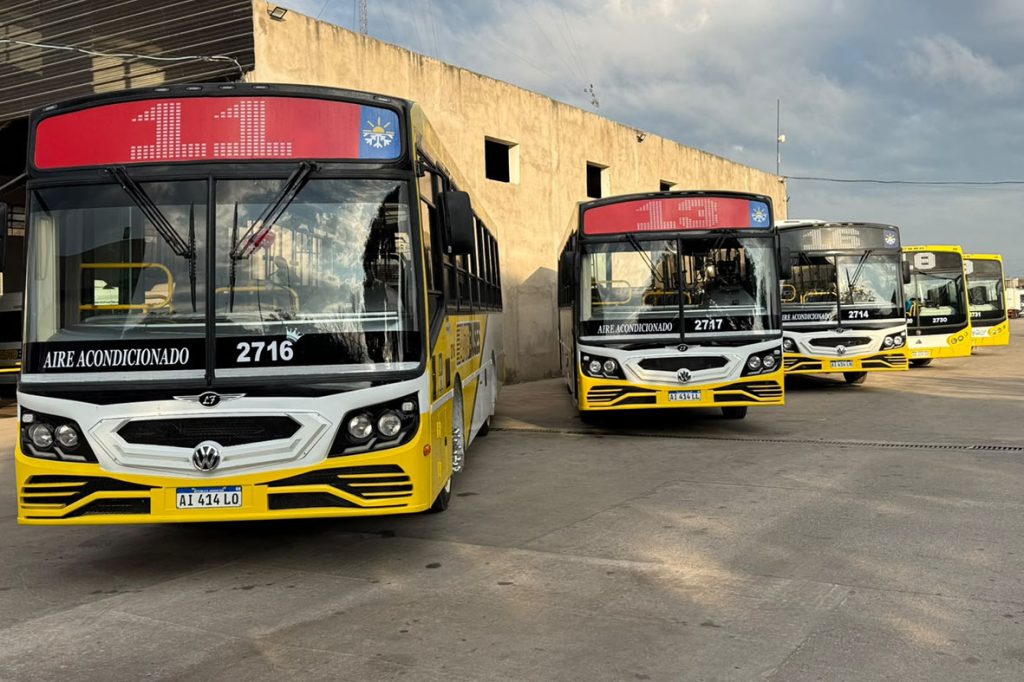 Colectivos urbanos prestando servicio en la ciudad de Santa Fe.