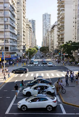 Automóviles circulando por una avenida urbana, imagen utilizada para ilustrar el carsharing.