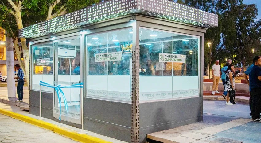 Parada de colectivos climatizada en Rivadavia, San Juan.