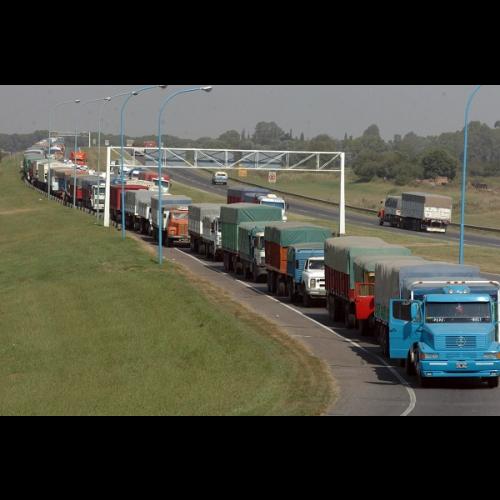 Camiones en accesos a terminales del Gran Rosario
