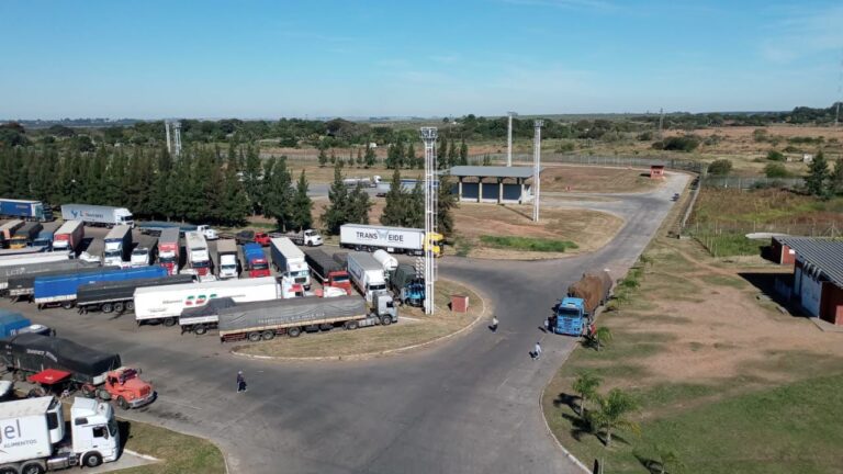 Camiones de transporte de cargas en el Complejo Terminal de Cargas de Paso de los Libres