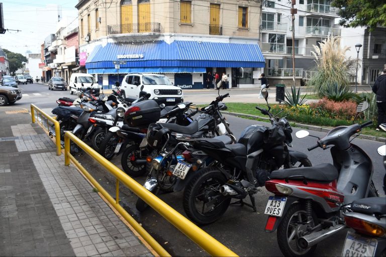 Espacio exclusivo para estacionar motos instalado por la Municipalidad de Santa Fe