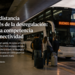Pasajeros embarcando en un ómnibus de larga distancia en una terminal argentina.