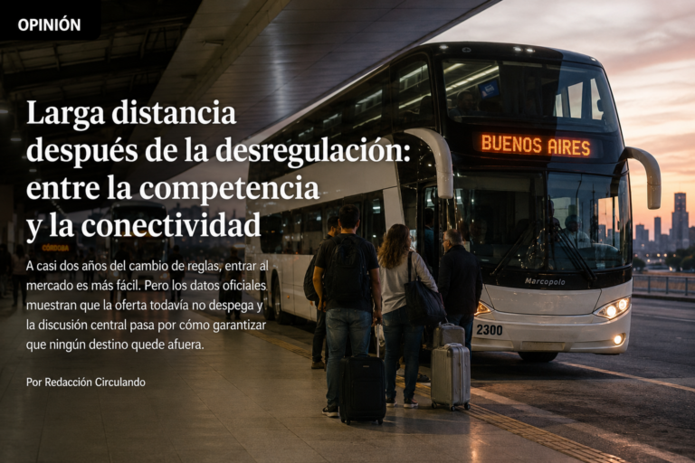 Pasajeros embarcando en un ómnibus de larga distancia en una terminal argentina.