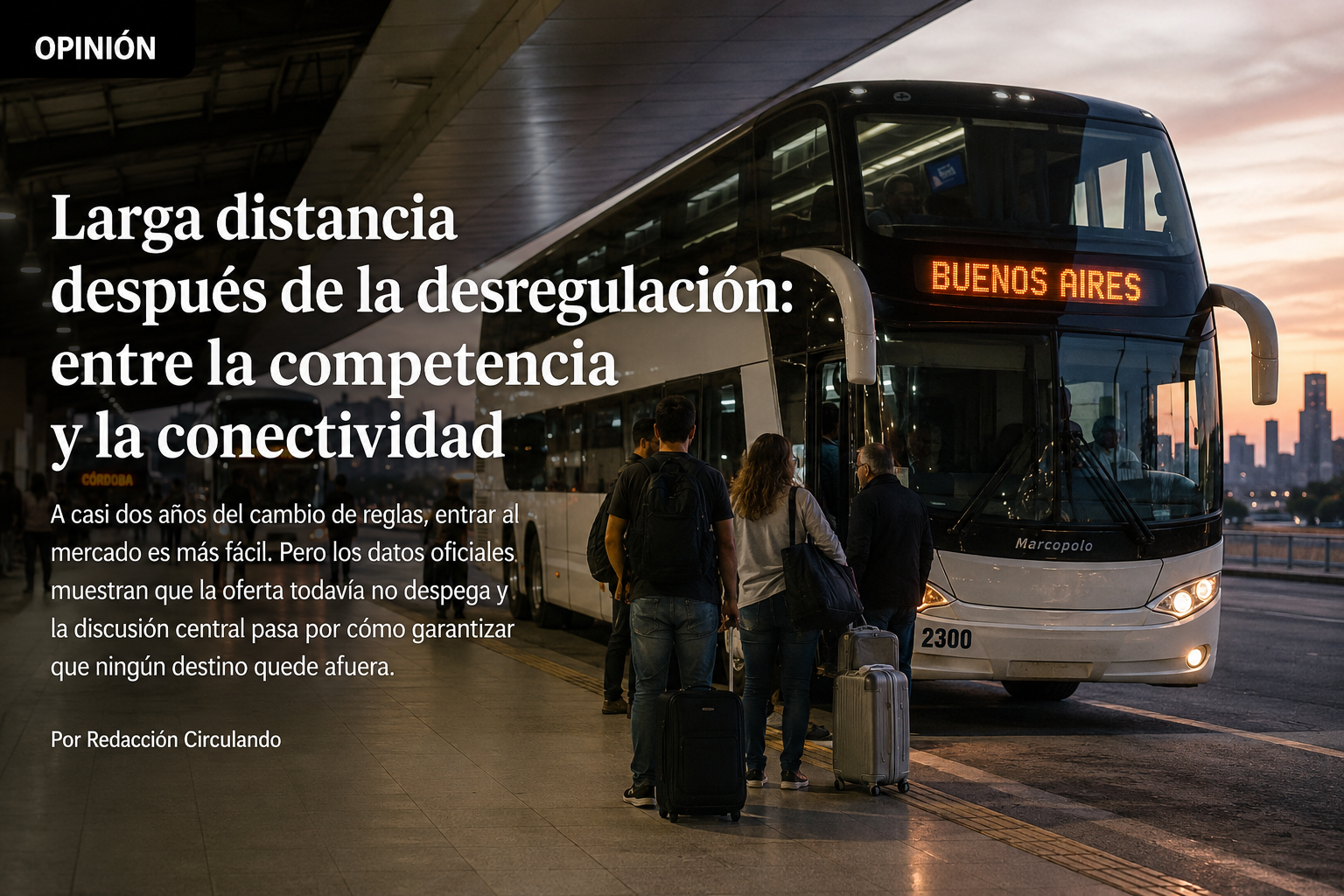 Pasajeros embarcando en un ómnibus de larga distancia en una terminal argentina.