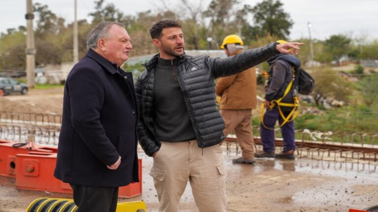 Autoridades provinciales recorren la obra del nuevo puente Santa Fe–Santo Tomé.