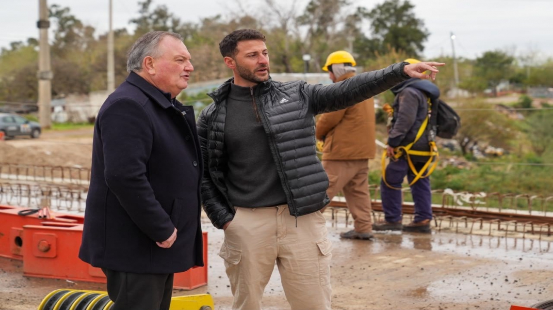 Autoridades provinciales recorren la obra del nuevo puente Santa Fe–Santo Tomé.