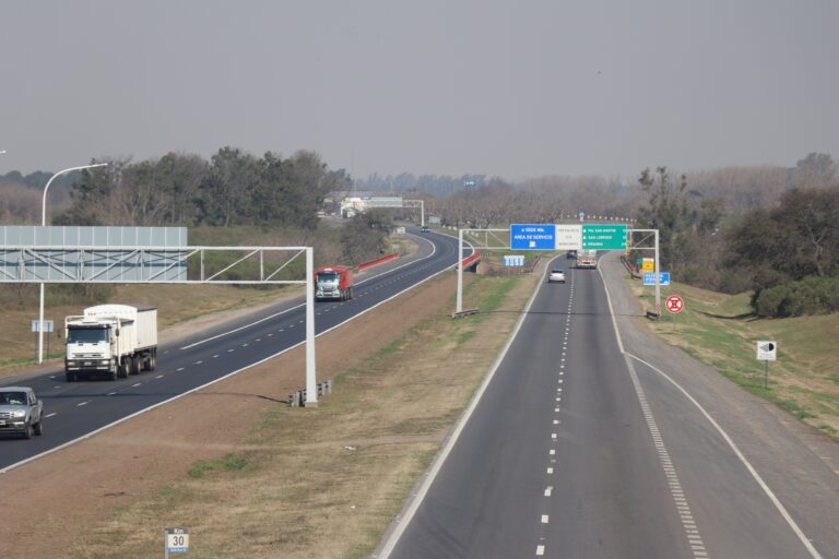 Autopista Santa Fe–Rosario a la altura de la zona de countries de Santo Tomé.