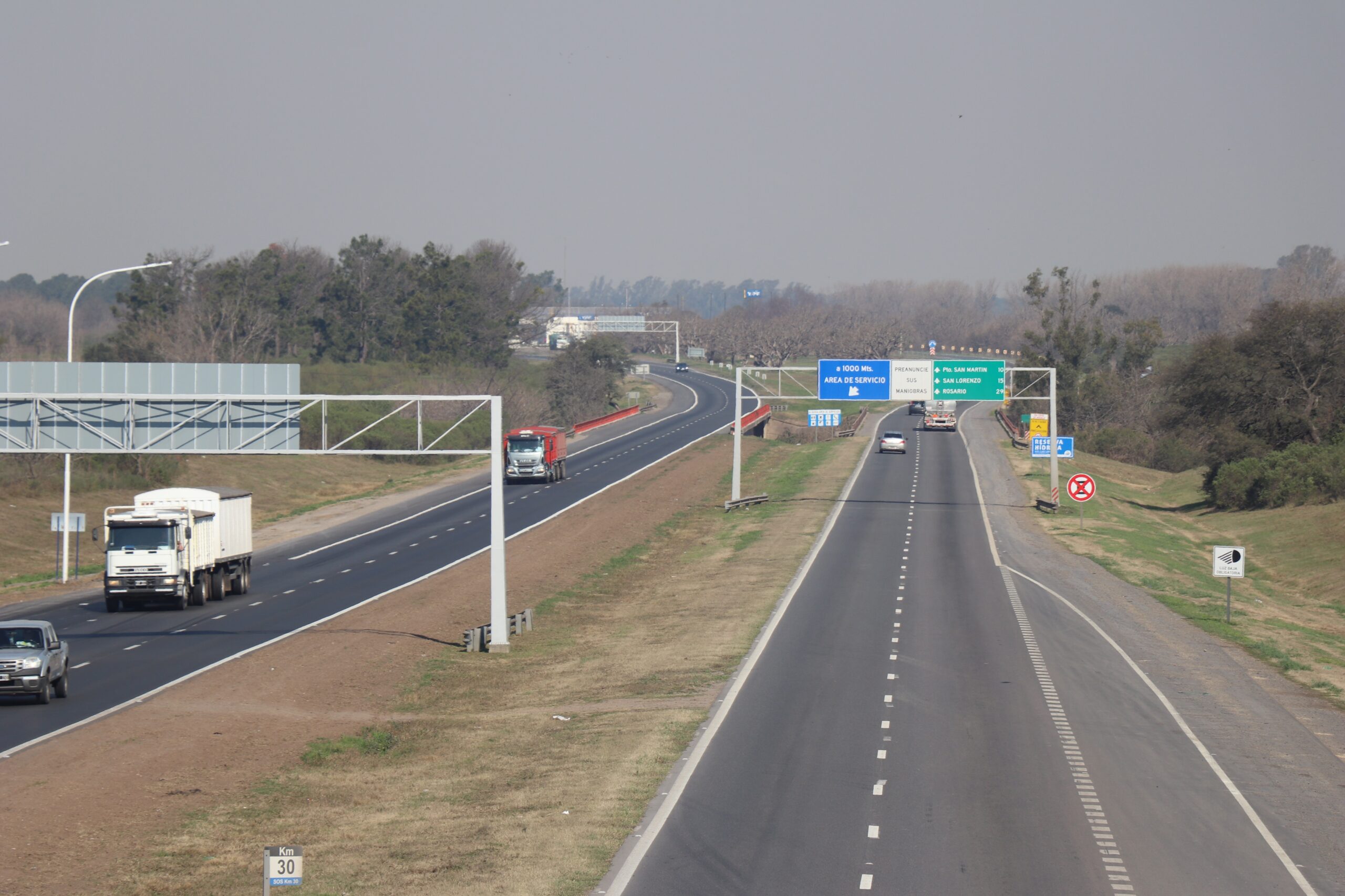 Autopista Santa Fe–Rosario a la altura de la zona de countries de Santo Tomé.