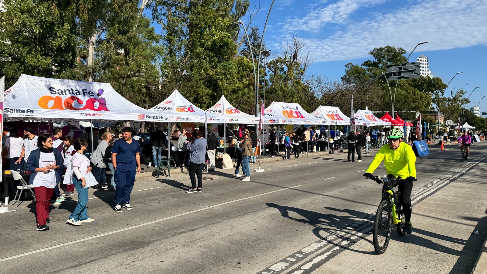 Ciclista circulando por la Calle Recreativa de Rosario junto a un operativo del Gobierno de Santa Fe.