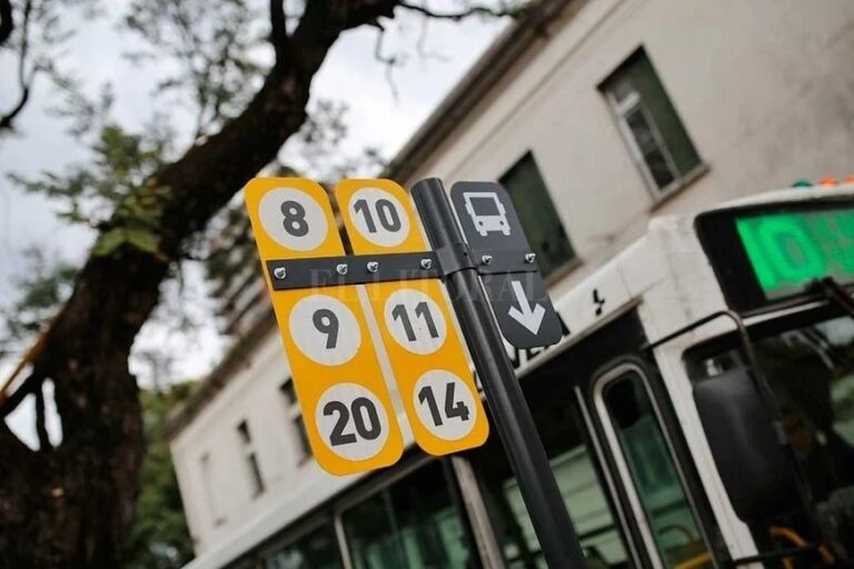 Parada de colectivos de la Línea 8 en Santa Fe