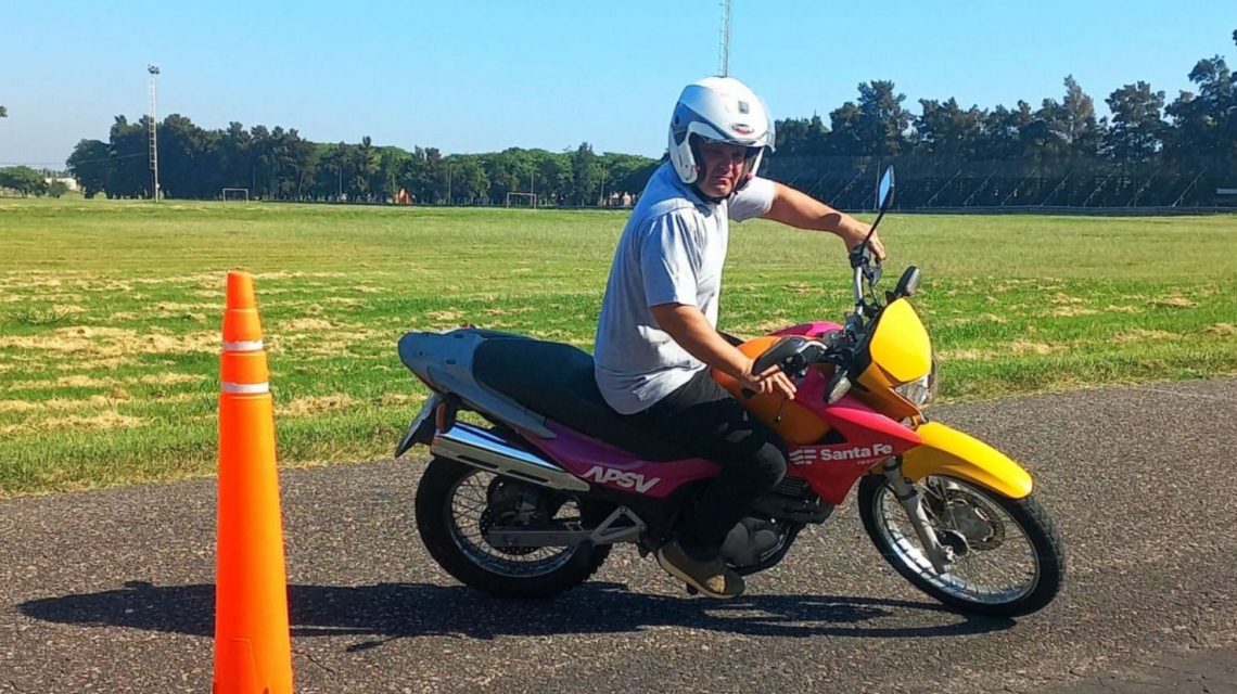 Motociclista durante una práctica de conducción segura organizada por la Agencia Provincial de Seguridad Vial de Santa Fe.