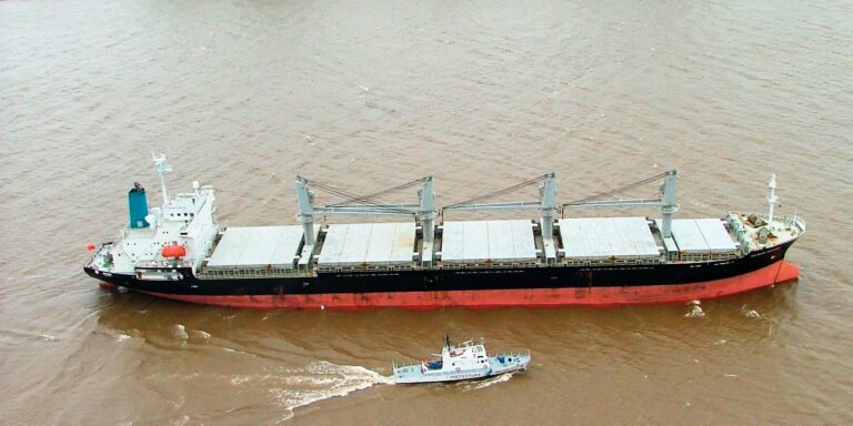 Buque y embarcación de Prefectura en la Hidrovía Paraná-Paraguay