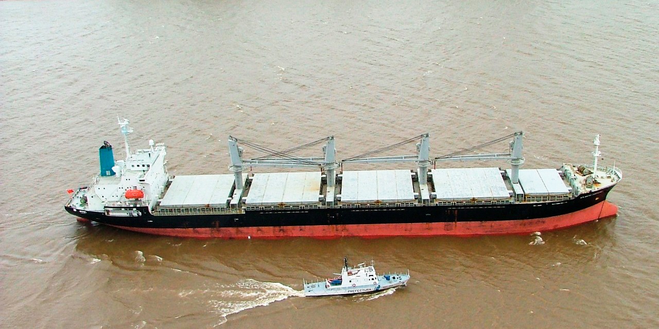 Buque y embarcación de Prefectura en la Hidrovía Paraná-Paraguay