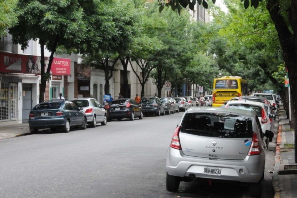 Motos estacionadas en boxes exclusivos del área central de Rosario.