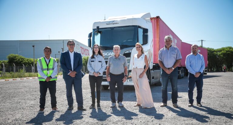 Bitren Scania de 30,25 metros con dos contenedores en una ruta argentina