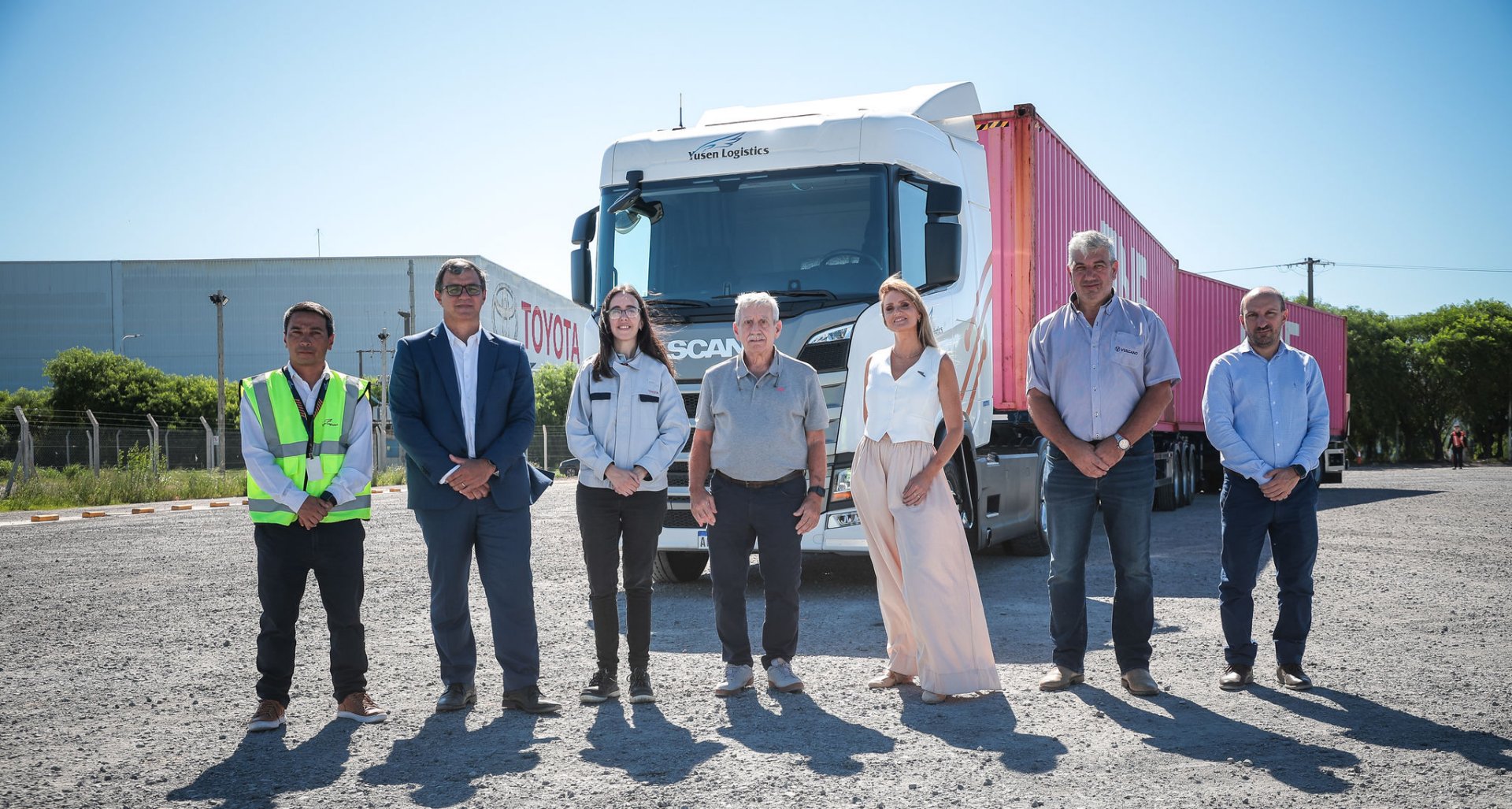 Bitren Scania de 30,25 metros con dos contenedores en una ruta argentina