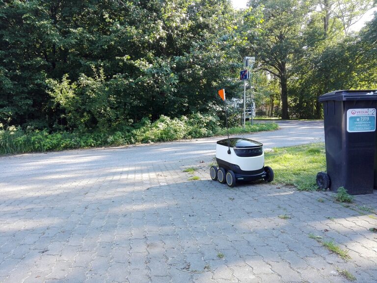 Robot autónomo de reparto circulando por un entorno urbano