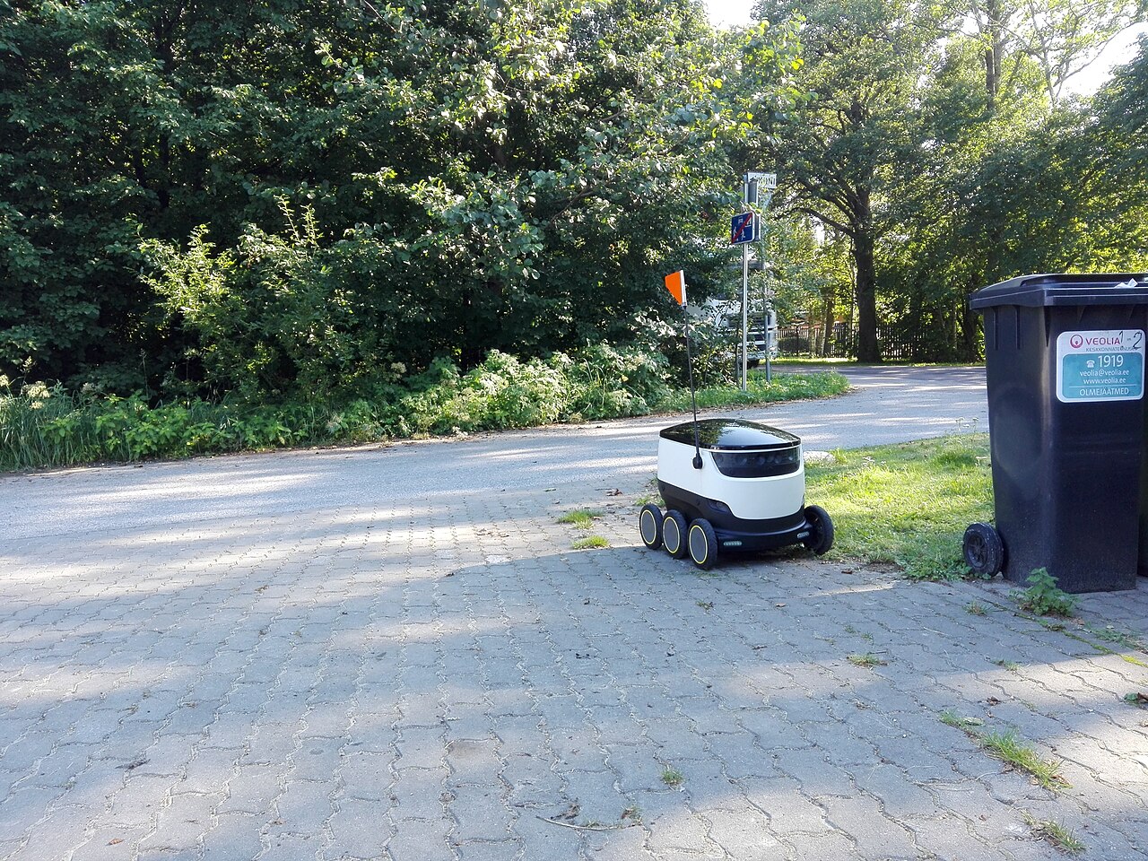 Robot autónomo de reparto circulando por un entorno urbano