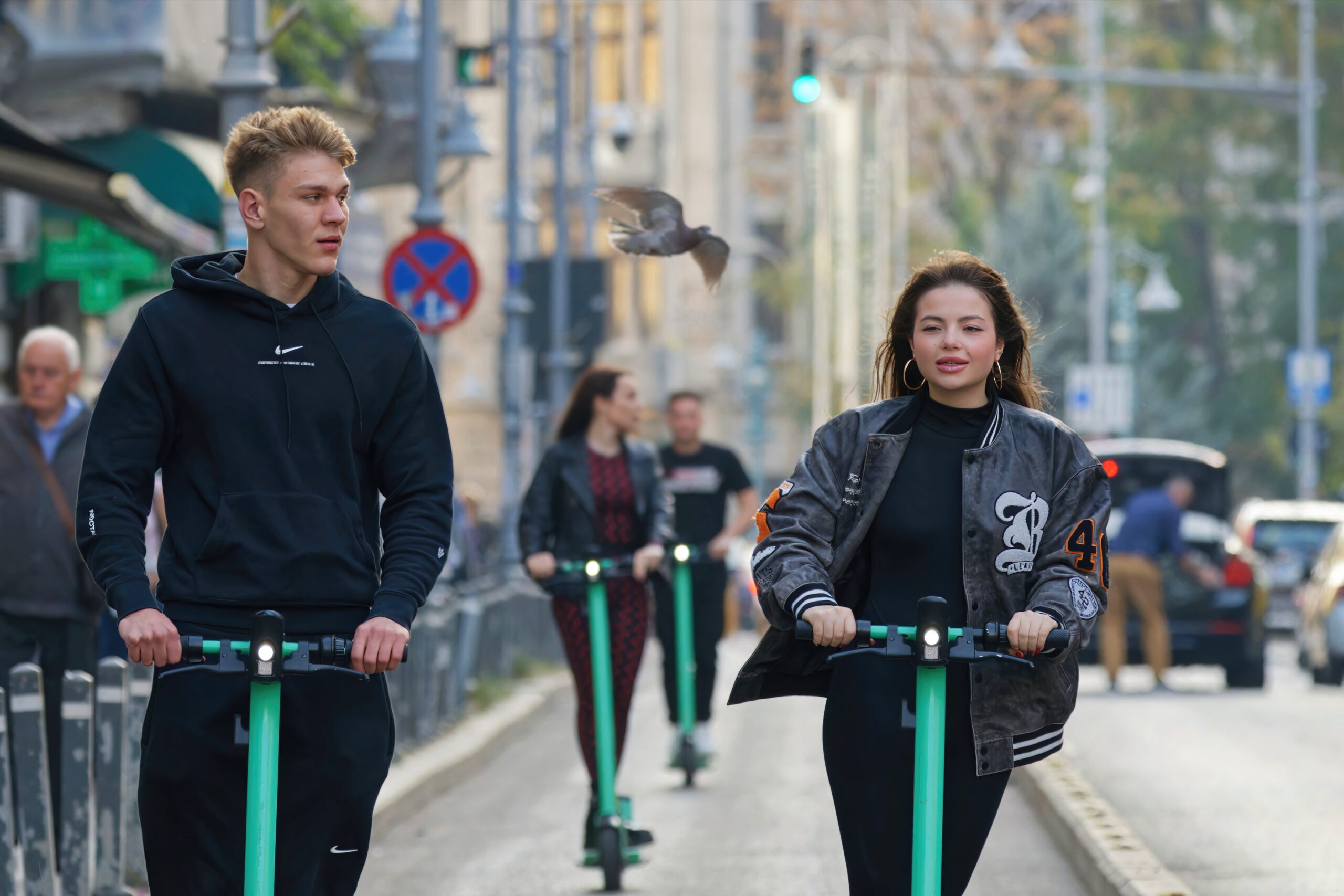 patinetas en las calles de una ciudad
