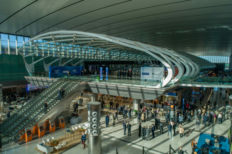 Interior de la nueva terminal de partidas del Aeropuerto Internacional de Ezeiza