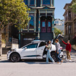 Vehículo autónomo de Waymo circulando en una calle urbana de Estados Unidos.
