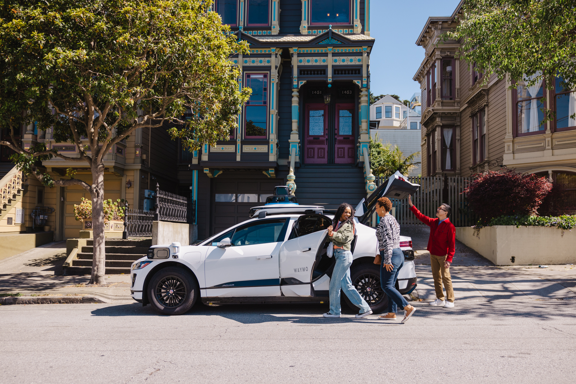 Vehículo autónomo de Waymo circulando en una calle urbana de Estados Unidos.