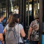 Vista ilustrativa de pasajeros ascendiendo a un colectivo urbano