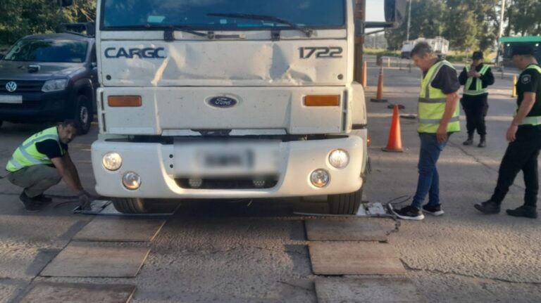 Operativo de control de peso a camiones en una ruta provincial de Santa Fe