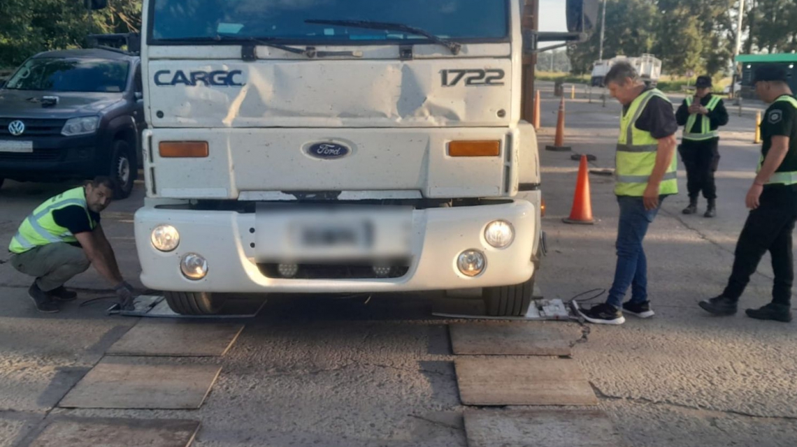 Operativo de control de peso a camiones en una ruta provincial de Santa Fe