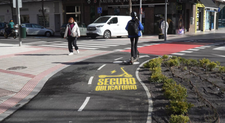 Usuario de patinete eléctrico circulando por un carril bici en Pamplona, junto a un paso peatonal