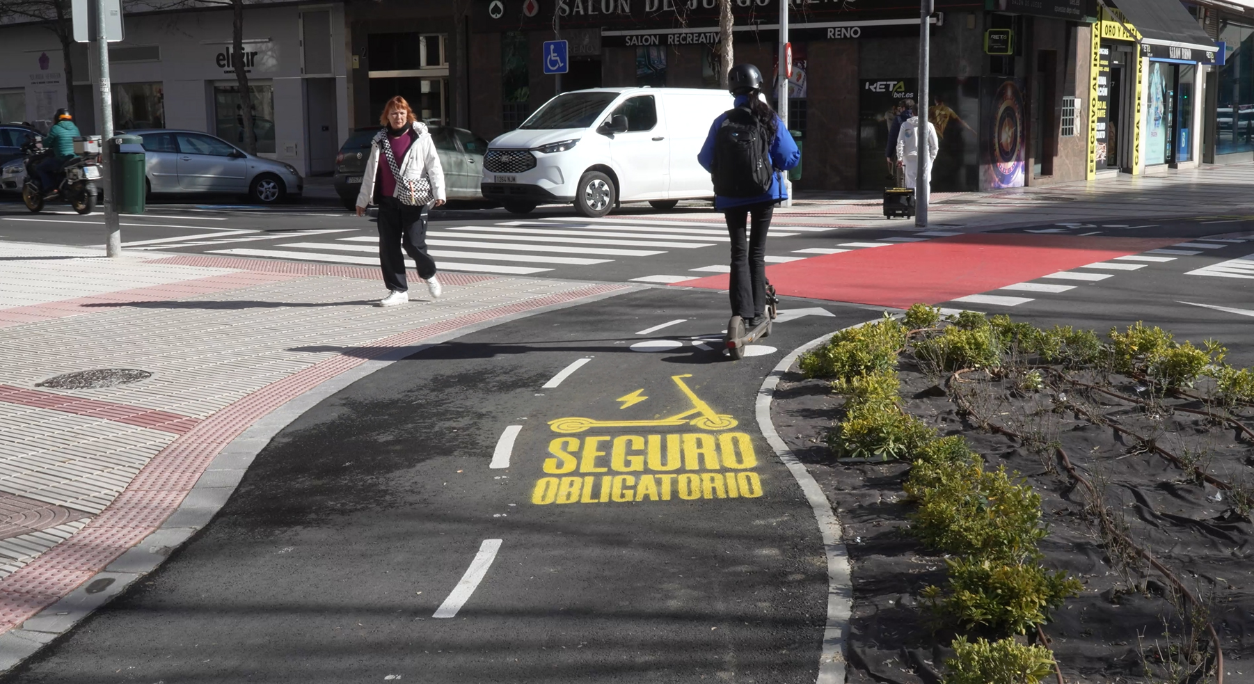 Usuario de patinete eléctrico circulando por un carril bici en Pamplona, junto a un paso peatonal