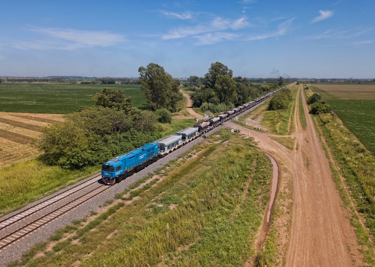 Tren de cargas de la Línea San Martín circulando sobre la infraestructura ferroviaria