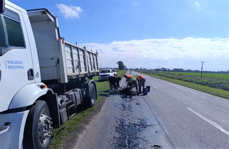 Bacheo preventivo en cinco localidades de la Ruta 11