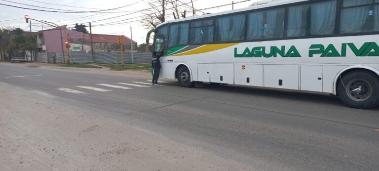 Colectivo interurbano de la empresa Laguna Paiva circulando en Santa Fe.
