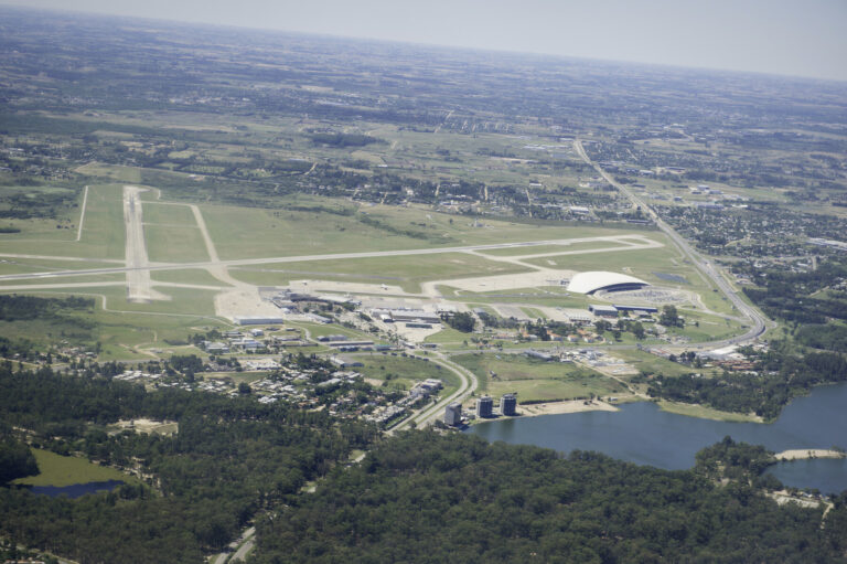 Vista aérea del Aeropuerto Internacional de Carrasco, Uruguay.