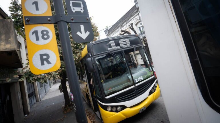 Colectivo urbano en una parada de la ciudad de Santa Fe