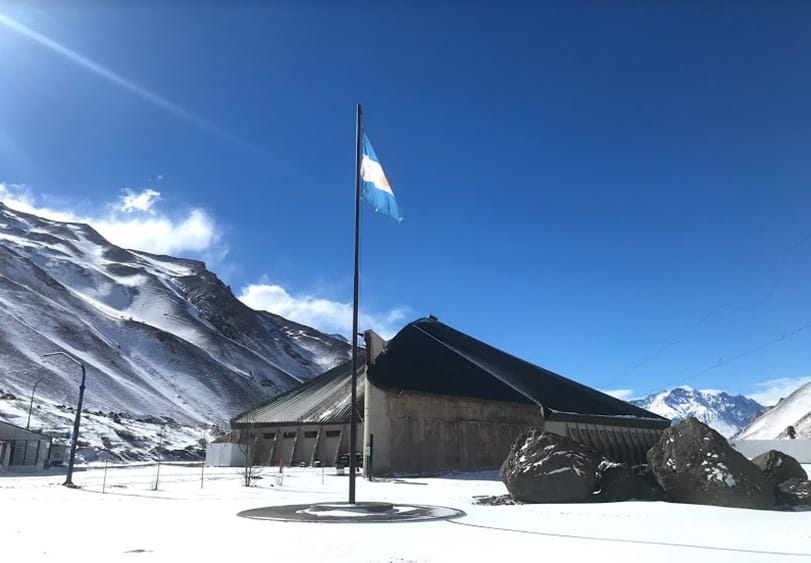 Instalaciones del Paso Internacional Cristo Redentor en la alta montaña