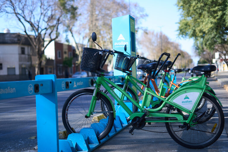 Estación de bicicletas públicas Mi bici tu bici en una calle de Rosario