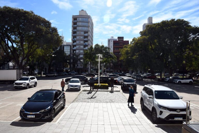 CirculandoPlaza Italia de Santa Fe, con el sector utilizado actualmente como estacionamiento frente a la Legislatura.